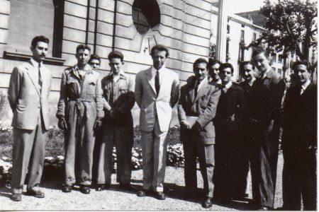 José Pérez del Río con alumnos en el exterior de la Escuela Oficial de Náutica de Barcelona