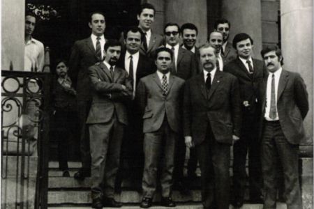 José Pérez del Río a les escales de l'entrada principal de l'Escuela Oficial de Náutica amb un grup d'alumnes
