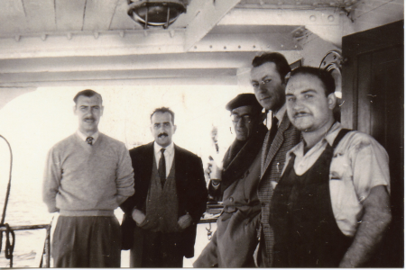 José Pérez del Río con sus amigos en el barco donde se embarcó