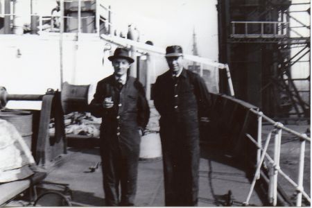 José Pérez del Río de maquinista con un amigo suyo en el barco