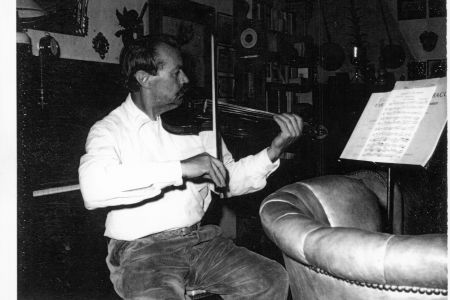 José Pérez del Río tocando el violín en su casa